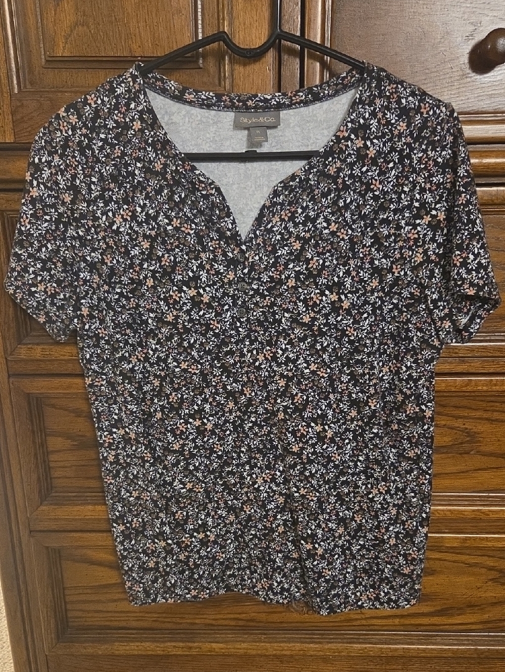 Style & Co. Black Short-Sleeve Floral Tee with V-Notch